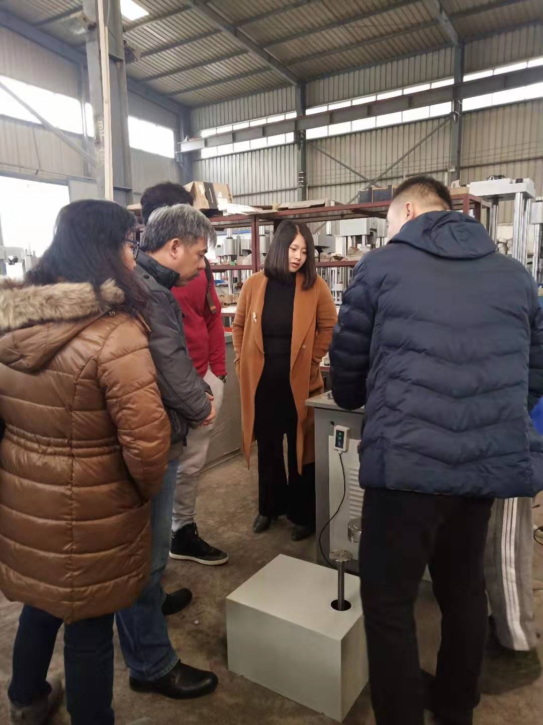 國外客戶到濟南成人抖音短视频工廠參觀考察